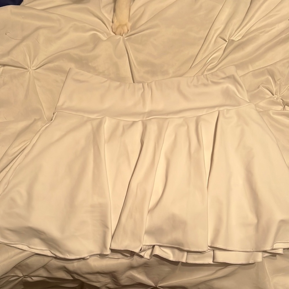 Halara women’s size small white skirt.